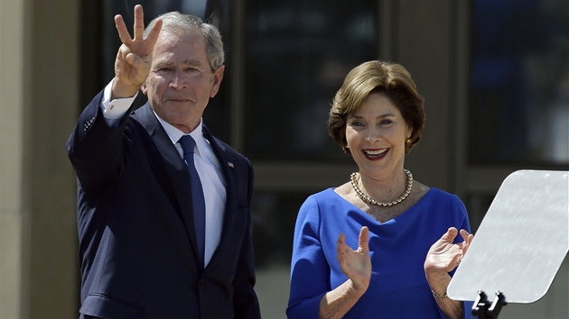 Slavnostn oteven Prezidentsk knihovny bvalho fa Blho domu George W. Bushe. Na snmku s manelkou Laurou (26. dubna 2013)