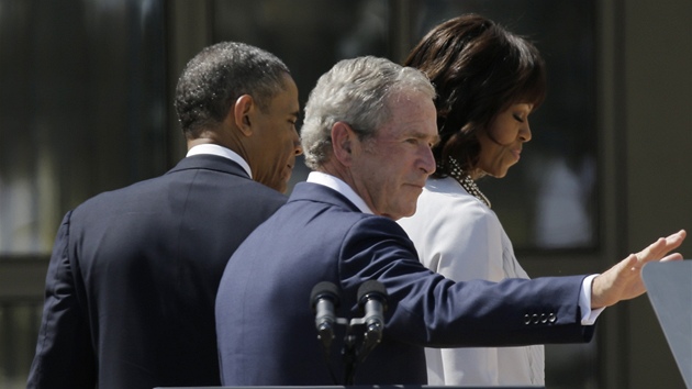 Bval a souasn. Slavnostnho oteven Prezidentsk knihovny exprezidenta George W. Bushe (vpedu) se zastnil souasn f Blho domu Barack Obama s manelkou Michelle (26. dubna 2013)