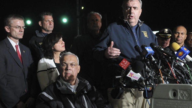 Komisa bostonsk policie Ed Davis odpovd na tiskov konferenci otzky ohledn zadren Dochara Carnajeva. 