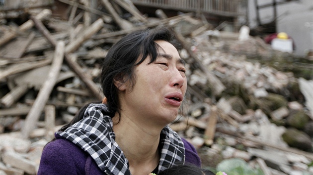 ena ped troskami domu znienho pi zemtesen  v nsk provincii S'-chuan. 