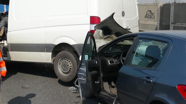 Na trboholsk radile se srazily dv dodvky a jedno osobn auto. Msto je prjezdn jen odstavnm pruhem.