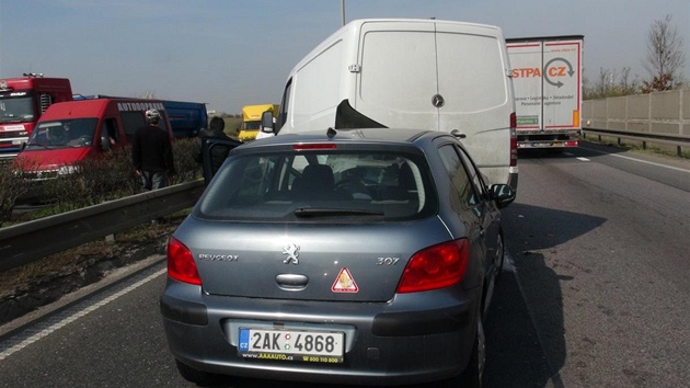 Na trboholsk radile se srazily dv dodvky a jedno osobn auto. Msto je prjezdn jen odstavnm pruhem.