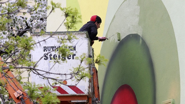 Na dom v Mrtkov ulici ve Stranicch vytvoil bhem vkendu pedn esk vtvarnk Jan Kalb velkoplonou malbu. Akci pipravila Praha 10 ve spoluprci s Akademi vtvarnch umn a libeskou galeri Trafaka. 