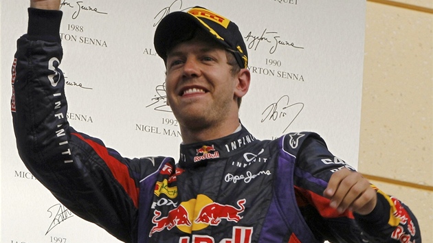 VTZ. Sebastian Vettel se na pdiu raduje ze svho triumfu ve Velk cen Bahrajnu.