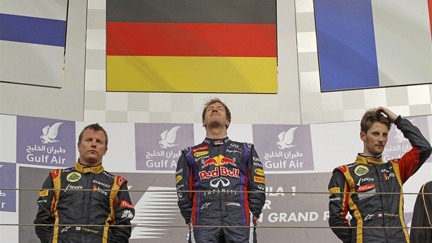 STUPN VTZ. Ti nejlep z Velk ceny Bahrajnu: zleva druh Kimi Rikknen, vtz Sebastian Vettel a tet Romain Grosjean.
