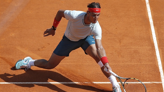 TOHLE DOBHNU. Rafael Nadal ve finle turnaje v Monte Carlu proti Novaku Djokoviovi.