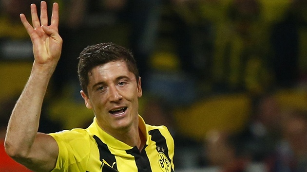 TYGLOV. Robert Lewandowski promnil pokutov kop a ukazuje celmu stadionu, kolikrt e to pekonal branke Realu Madrid.