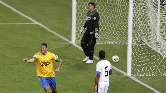 Bval brazilsk reprezentan tonk Washington se raduje ze vstelen branky v exhibinm utkn mezi vbry Bebeta a Ronalda na znovuotevenm stadionu Maracan.