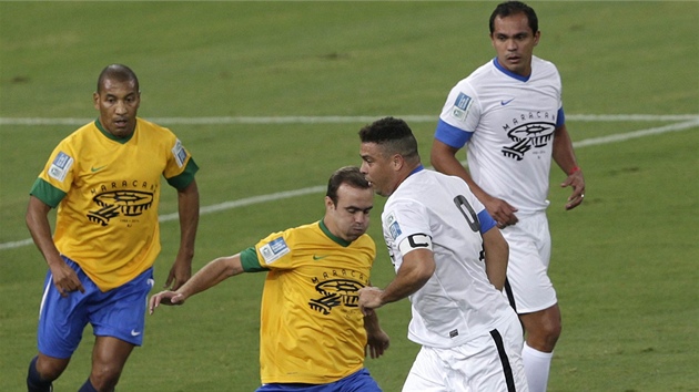 Exhibin utkn mezi vbry Ronalda a Bebeta na znovuotevenm legendrnm brazilskm stadionu Maracan.