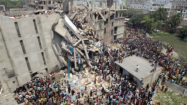 Destky lid zahynuly a dal stovky byly zranny pi kolapsu budovy v bangladskm hlavnm mst Dhka (24. dubna 2013)