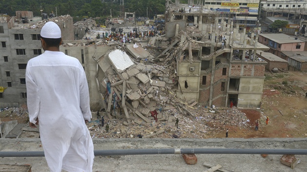 Bangladan se dv na msto netst, kde se ztila osmipatrov budova (27. dubna 2013).