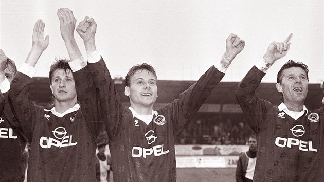 Sparant fotbalist (zleva) Michal Hork, Pavel Nedvd a Josef Chovanec oslavuj mistrovsk titul (11. ervna 1995)