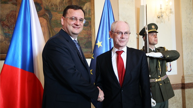 Petr Neas pijal na adu vldy stlho pedsedu Evropsk rady Hermana Van Rompuye. (25. dubna 2013)