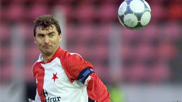Slvista Jan Suchoprek (vlevo) pi souboji s Tomem Junem z FK Jablonec. (9. nora 2002)