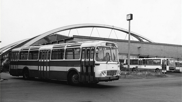 Stejný autobus jako na pedchozím snímku v garái Klíov, pipravený k výjezdu