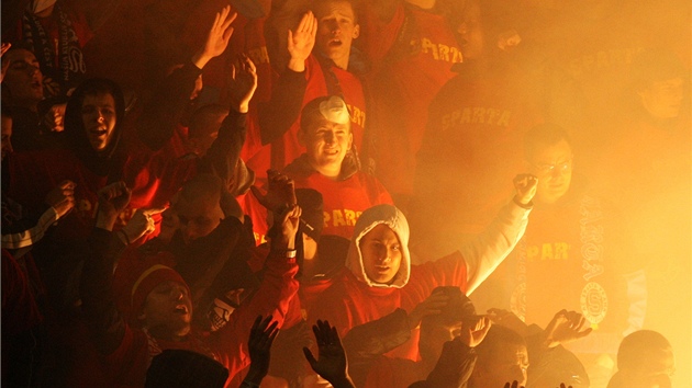 Fandové Sparty Praha na ostravském stadionu Bazaly (20. dubna 2013)