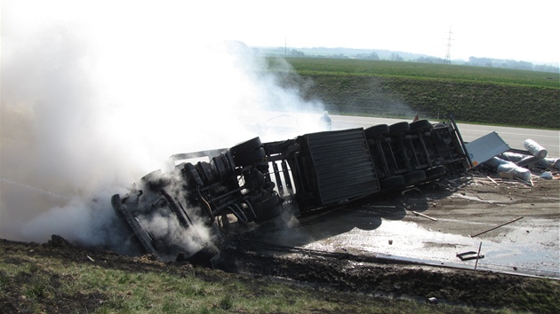 Nehoda kamionu u Blotna na Perovsku na mnoho hodin zablokovala dlnici D1. (23. dubna 2013)
