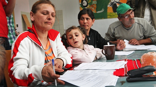 Romové podepisují nové nájemní smlouvy do domu v Pednádraí. (29. dubna 2013)