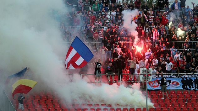 Momentka z utkn Brno - Ostrava: Divoc fanouci domc Zbrojovky.