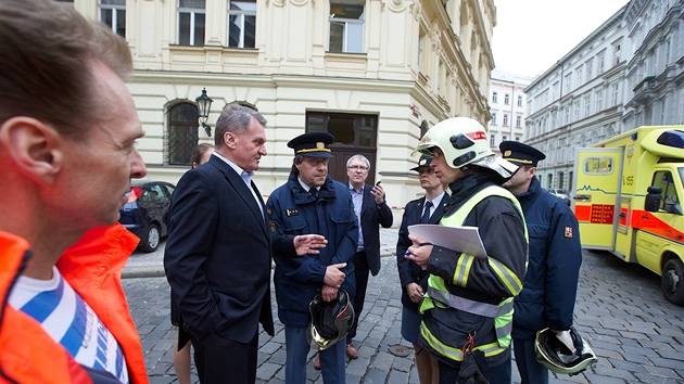 Primtor Svoboda s hasii rozebr situaci po vbuchu v Divadeln ulici.