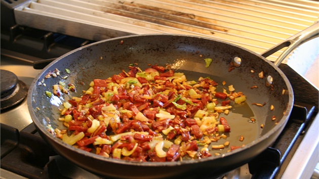 Na zesklovatlou cibulku pihote pokrjen chorizo a apkat celer.