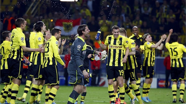 MY TU LIGU MISTR STEJN VYHRAJEM Fotbalist Dortmundu kep ped fanouky po vtzstv v vodnm semifinle Ligy mistr nad Realem.