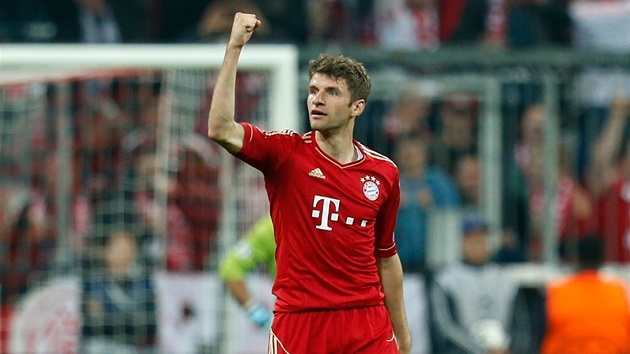ASTN STELEC. Thomas Muller z Bayernu oslavuje gl v zpase proti Barcelon. 