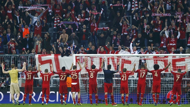 HRDINOV. Fotbalist Bayernu Mnichov oslavuj s fanouky drtiv vtzstv proti Barcelon. 
