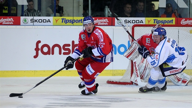 esk hokejistaPetr Tenkrt vyv puk v utkn proti Finsku. 