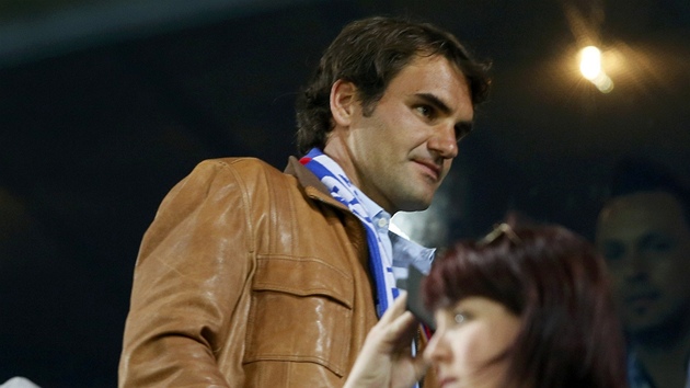 HVZDA V HLEDITI. Na fotbalisty Basileje v utkn Evropsk ligy proti Chelsea se piel podvat i slavn tenista Roger Federer. 
