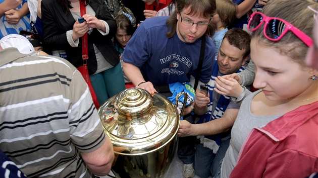 Hokejist Plzn zakonili velespnou sezonu setknm s fanouky. Na zimnm stadionu se uskutenilo exhibin utkn a konala se tak autogramida. Na akci pily asi tyi tisce lid. 