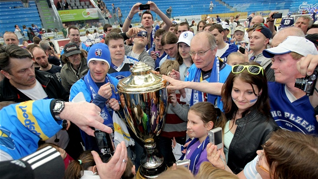 Hokejist Plzn zakonili velespnou sezonu setknm s fanouky. Na zimnm stadionu se uskutenilo exhibin utkn a konala se tak autogramida. Na akci pily asi tyi tisce lid. Vichni si mohli prohldnout tak zlat pohr pro vtze extraligy.