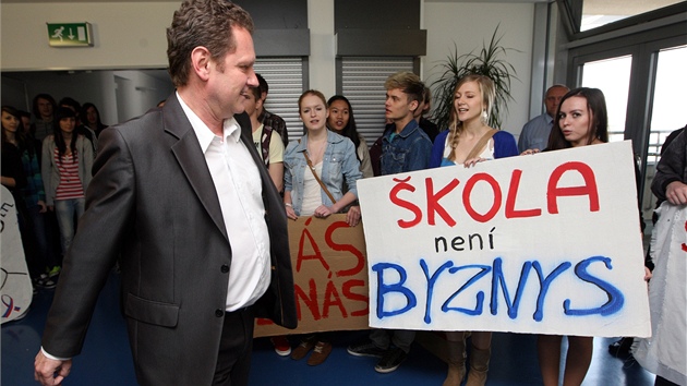 Zlnsk primtor Miroslav Admek, kter je v krajskm zastupitelstvu v opozici, si prohl transparenty protestujcch student.