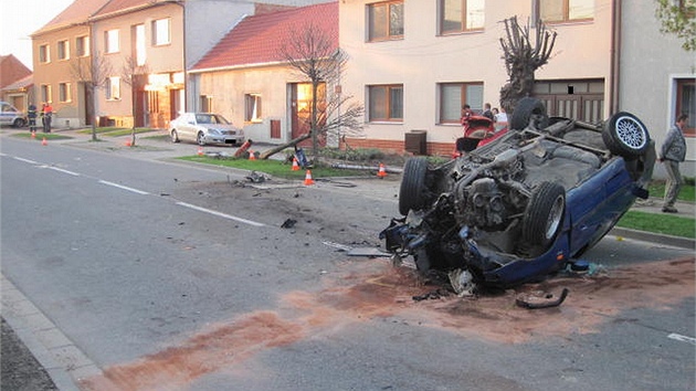 Felicie se po nrazu do strom a sloupu pevrtila na stechu a skonila zpt na cest.