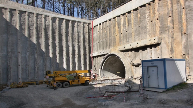 Ze stavebn jmy v Motole, zajitn pilotovmi kotvenmi stnami, se vstupuje do raen sti obratovho tunelu. Za autojebem se nachzej provizorn koleje pro dopravu materilu.