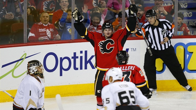 Roman Horák z Calgary se raduje ze svého gólu v zápase s Anaheimem.