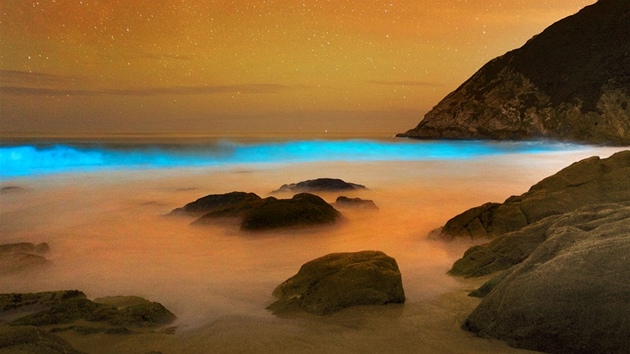 Zbry, kter vypadaj jako z jin planety, podil fotograf Charles Leung na pobe Kalifornie. Jev, kter se nazv bioluminiscence, m na svdom vy koncentrace fytoplanktonu ve vod.