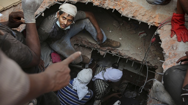 Zchrani ti dny po zcen budovy v Dhce vyprostili z trosek 45 ivch lid.