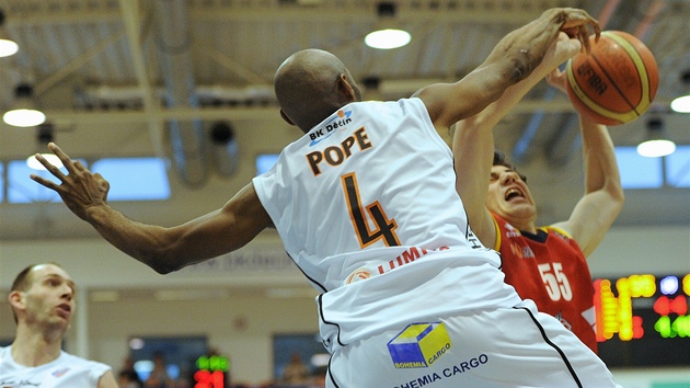 Dnsk basketbalista Patrick Pope blokuje Josefa Phonskho z Pardubic.