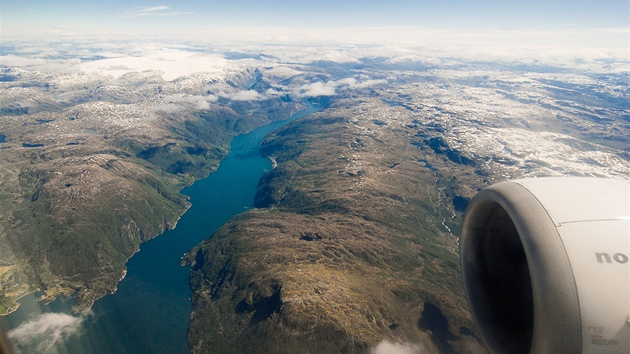 Pohled z letadla na fjord Akrafjorden tsn ped pistnm v Bergenu