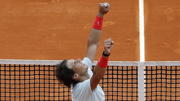JDE DO FINLE. Rafael Nadal se raduje z vtzstv nad Jo-Wilfriedem Tsongou v semifinle turnaje v Monte Carlu.