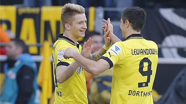 GL V PRVN MINUT. Za Dortmund ho proti Mohui dal Marco Reus (vlevo), gratuluje mu Robert Lewandowski.