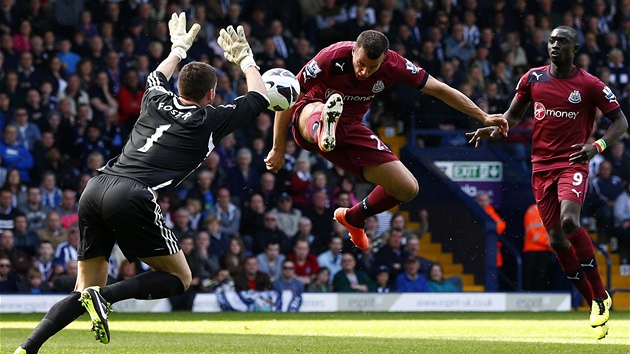 ANCE. Ben Foster, glman West Bromwiche, zasahuje proti stele Stevena Taylora z Newcastlu.