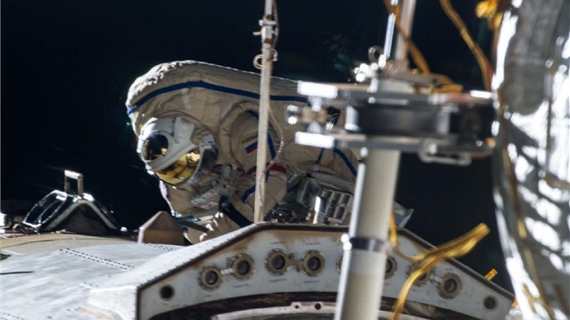 Pavel Vinogradov pi estihodinovm vstupu z ISS, kter spolu s Romanem Romannkem provedli 19. dubna 2013.