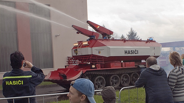 Hasisk tank vzbudil velk zjem divk (27. dubna 2013).