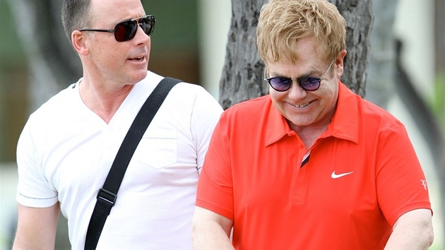 David Furnish a Elton John na prochzce s korkem
