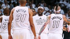 LeBron James (čelem) přijímá gratulace od spoluhráčů z Miami. Zleva: Ray Allen, LeBron James (čelem) přijímá gratulace od spoluhráčů z Miami. Zleva: Ray Allen,