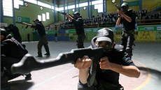 Do kol v Gaze dorazil vojenský výcvik. Hamas uí studenti zacházet se zbranmi