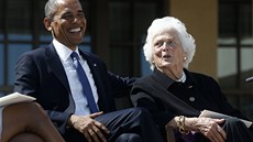Souasný prezident Barack Obama vtipkuje s Barbarou Bushovou, matkou bývalého