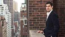 Parag Khanna, autor textu, pózující na balkón